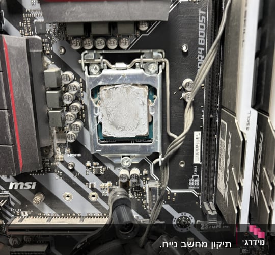 לוח אם עם מעבד ומערכת קירור